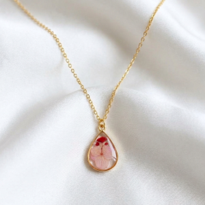 Hortensia rosada con velo de novia rojo