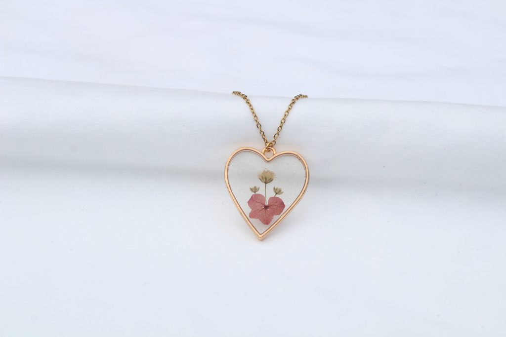 collar-corazon-hortensia-rosado-con-gypso-blanca